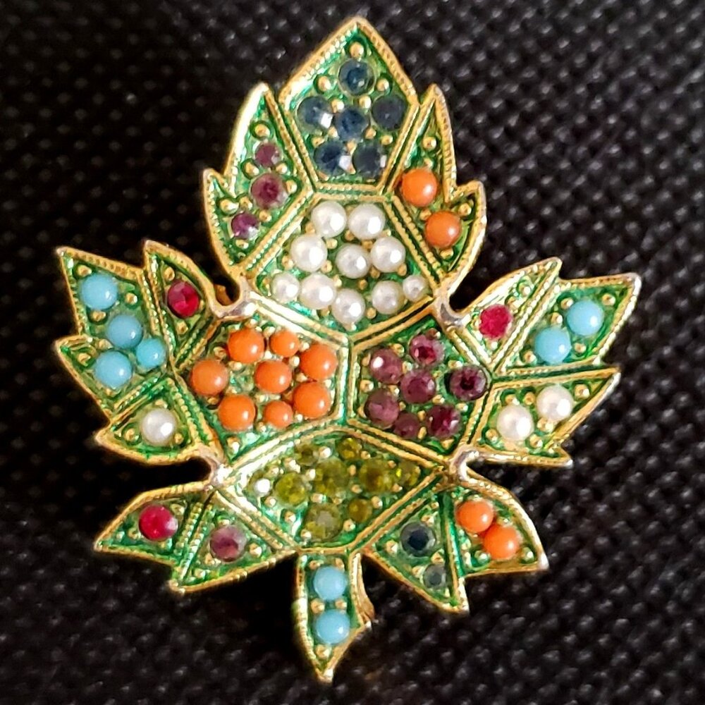 1970-S D'ORLAN UNSIGNED VINTAGE MULTICOLORED MAPPLE LEAF BROOCH. NO 0886